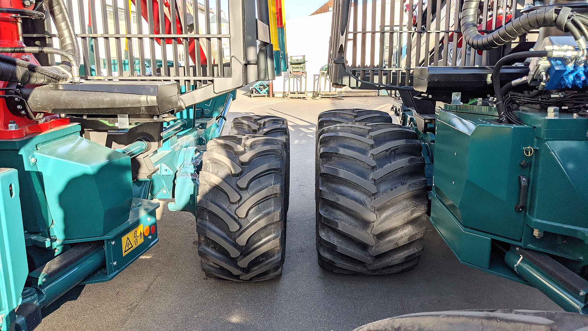 HSM 208F 12t, im Vergleich sichtbar, die Vorteile mit Bereifung Bigfoot 940 mm breit zu 710 mm breit bei 3000 mm Maschinenaußenbreite.